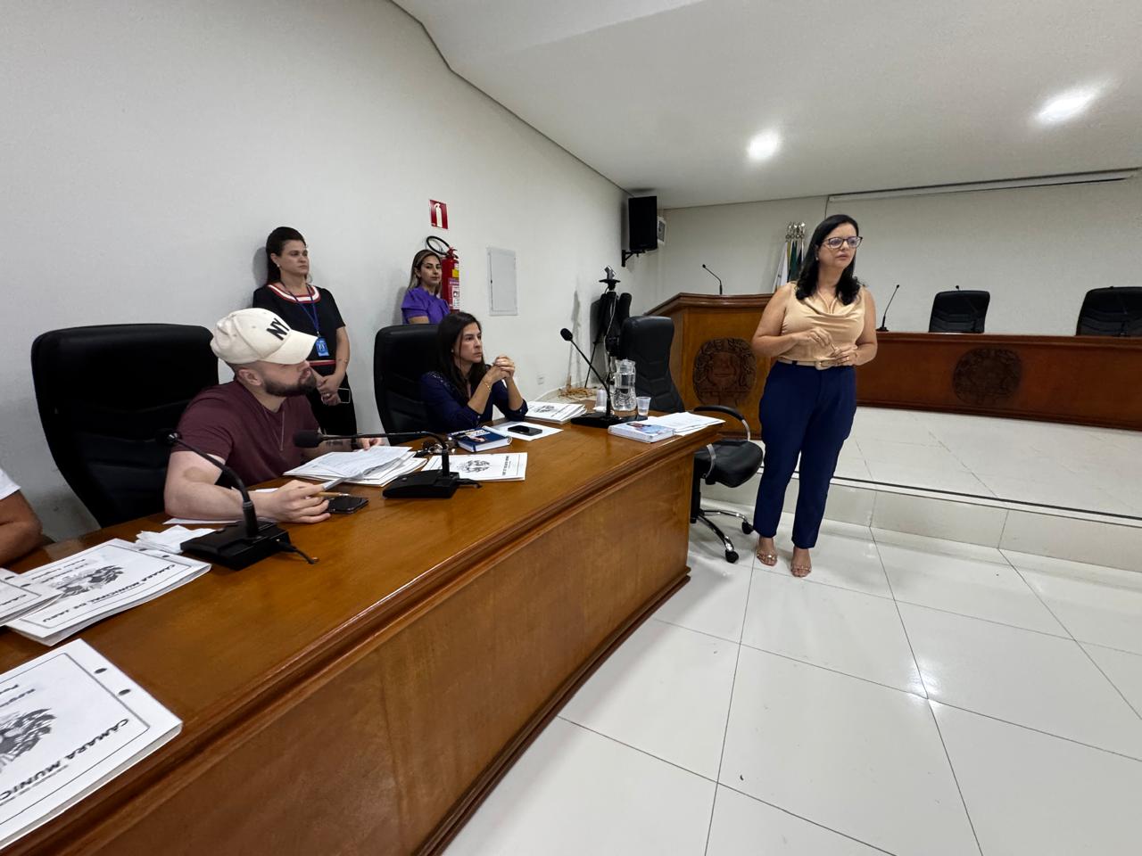 Câmara Municipal de Jaru realiza reunião com servidores, vereadores e assessores.